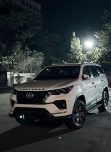 Luxury car rental in Juhu for nightlife near Trilogy Super Club